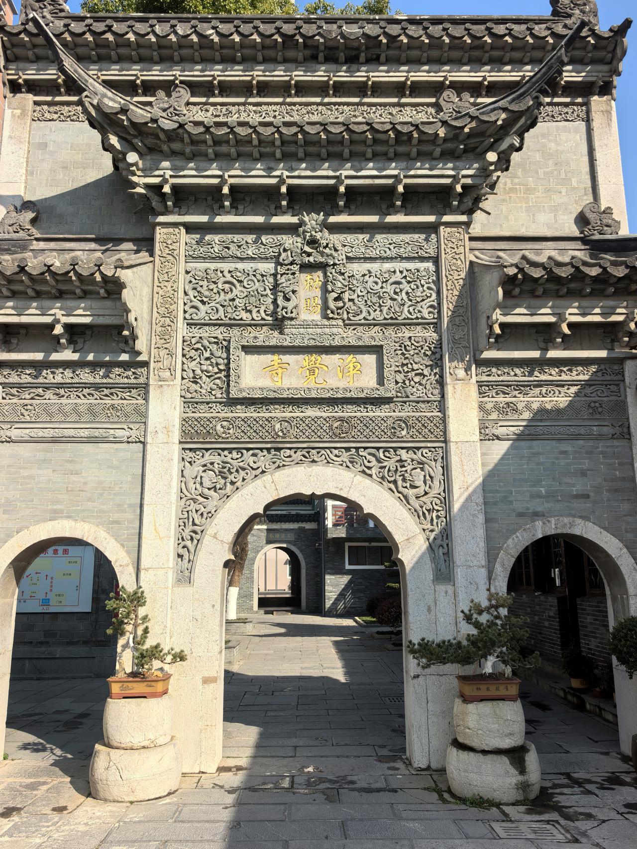 南京净觉寺位于秦淮区升州路28号，是南京现存历史最悠久、规模最大的清真寺，中国十