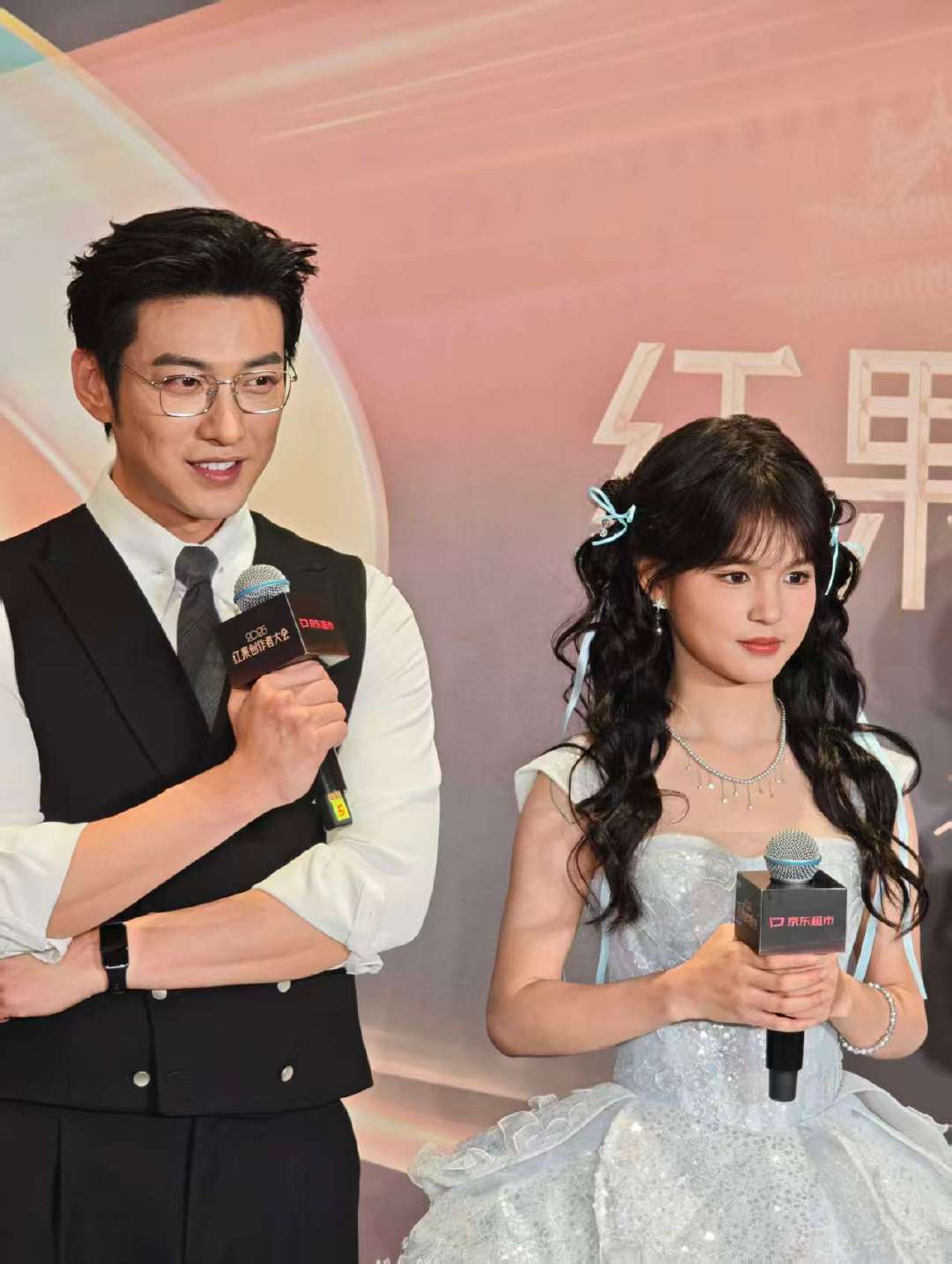 于龙羊咩咩红毯生图于龙羊咩咩鎏光盛典红毯小情侣好甜！ 