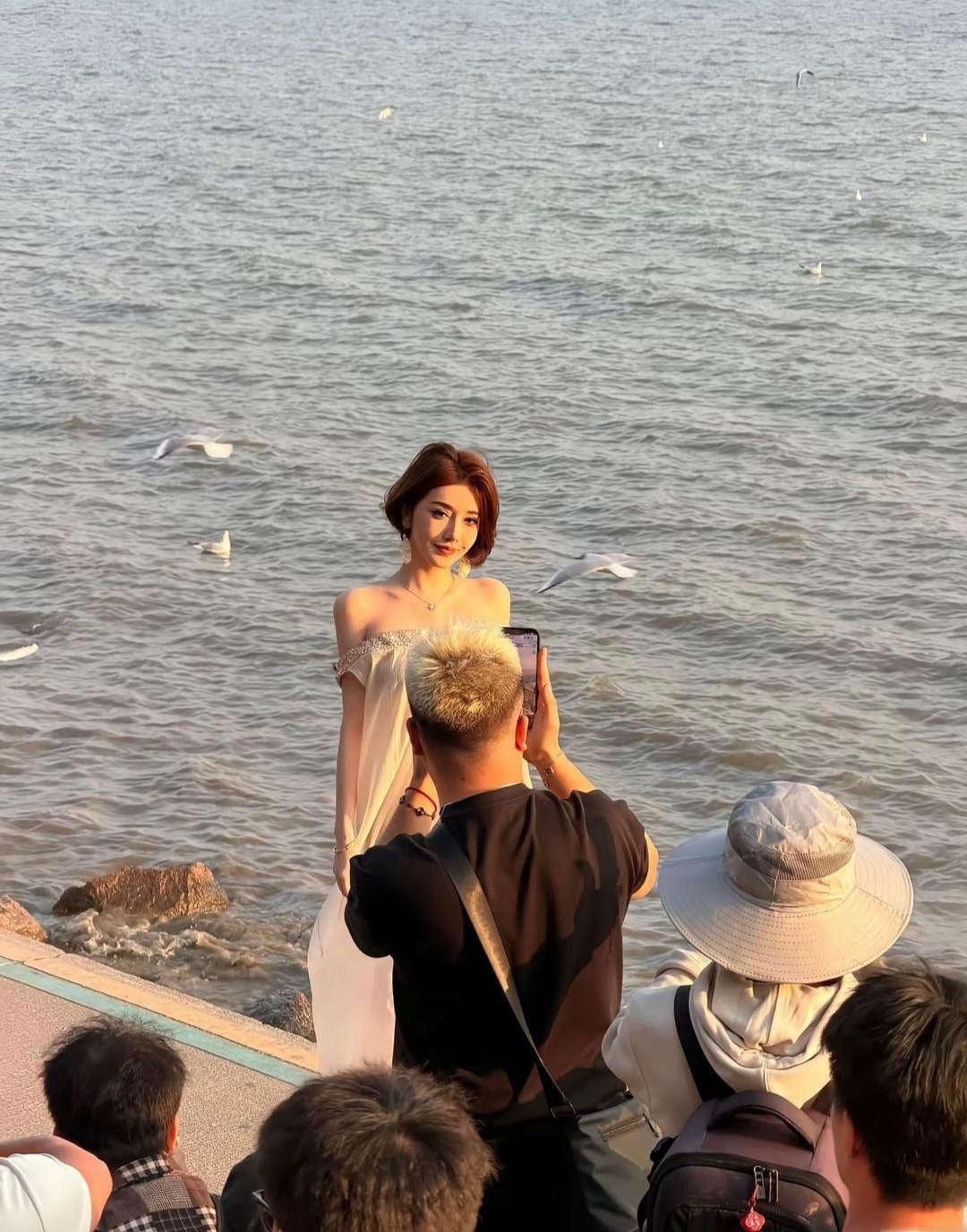 还是没看明白这个衣服到底怎么挂稳的 