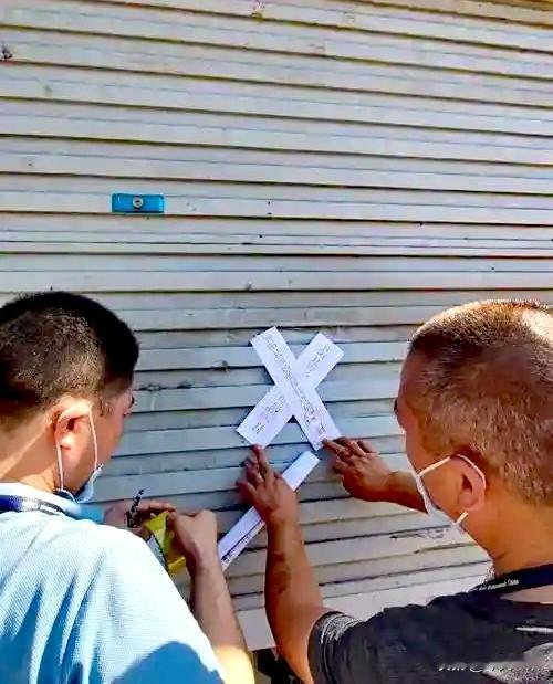 看了315晚会的后续报道，觉得有三个现象很奇怪：
一是为啥有关部门要连夜紧急出动