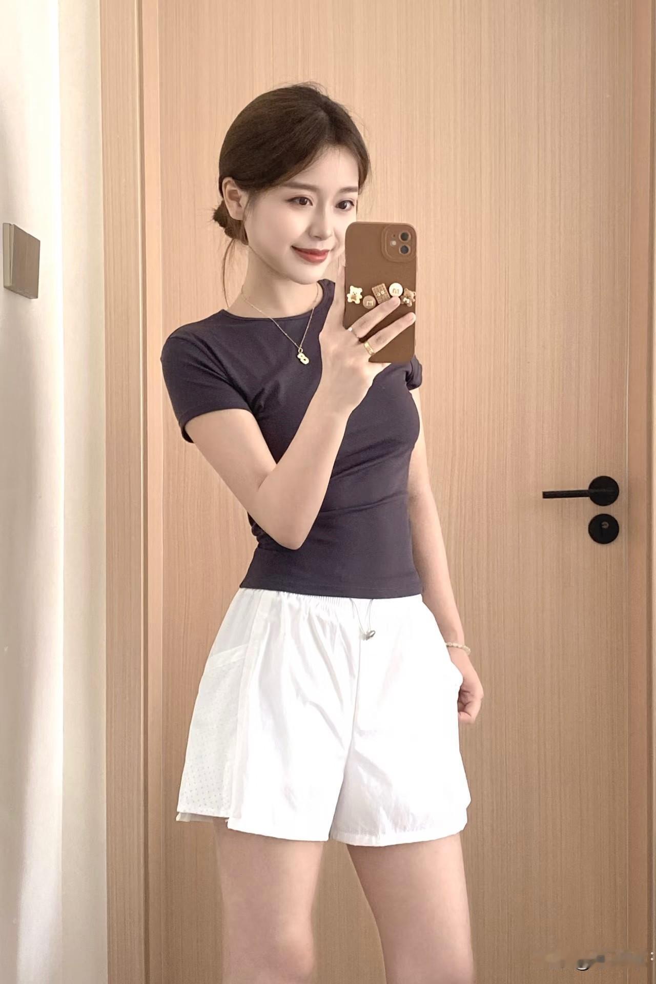 元气满满的一天，从自信的微笑开始！😊✨