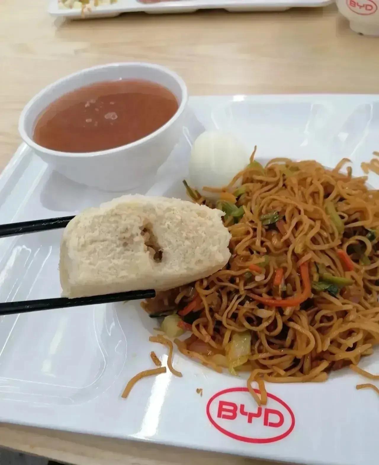 比亚迪和特斯拉是两大电动车巨头，但是员工的伙食差别很大，一个是几乎找不到肉馅的包