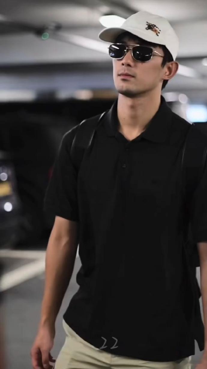 吴磊熟男赏味期伦敦路透氛围感天花板！吴磊飞行员墨镜搭配轻微胡茬，少年感弱化，浓郁