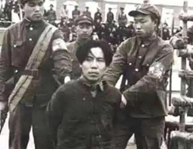 1951年1月，戴笠的儿子戴善武被五花大绑，跪在地上即将被执行死刑。
 
麻烦看