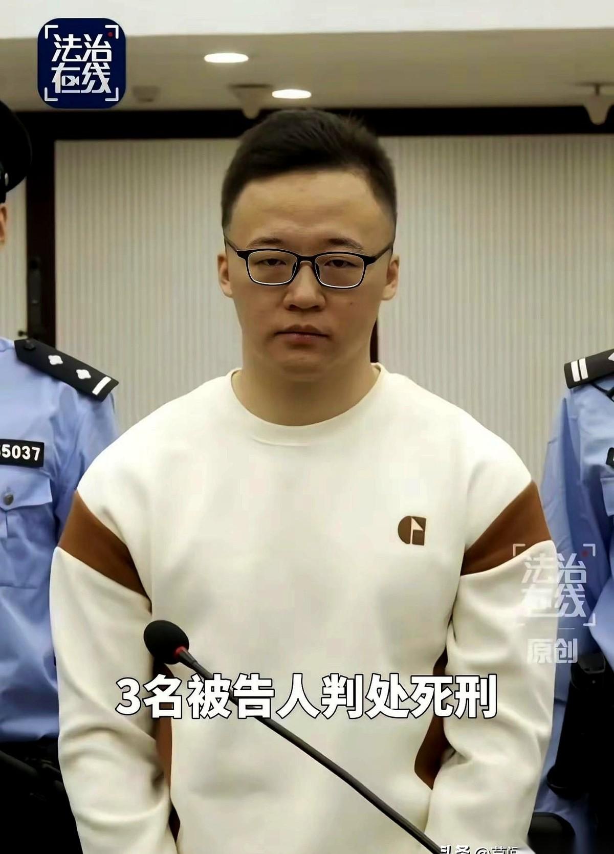 1999年出生的湖南宁乡人廖景芳，二十岁出头就开着百万路虎在长沙出入高档场所。