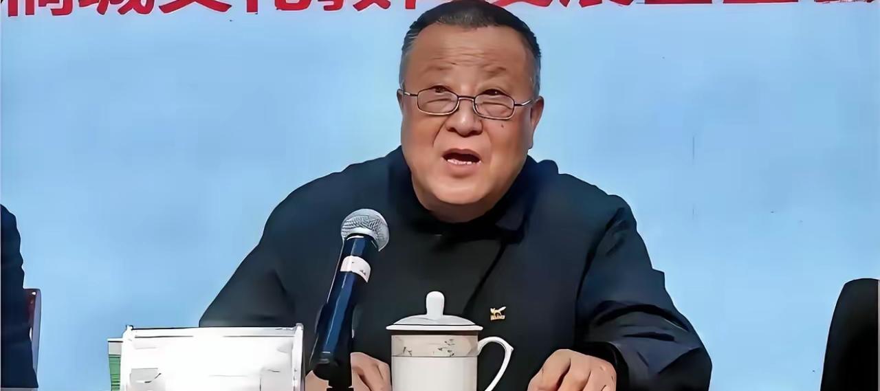 安徽这事儿，看得我脊梁骨发凉。
方平，曾经的蚌埠市委书记、能源集团一把手，退休近