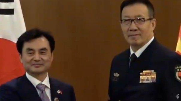 凤凰新闻【董军会见韩国防长：这是首次见面，但我们两个人之间一见如故】据凤凰卫视报