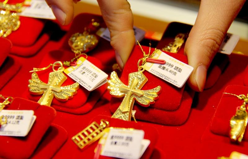 近期黄金价格下跌引发不少关注。当地时间10月21日，现货黄金价格一度下跌超6%，