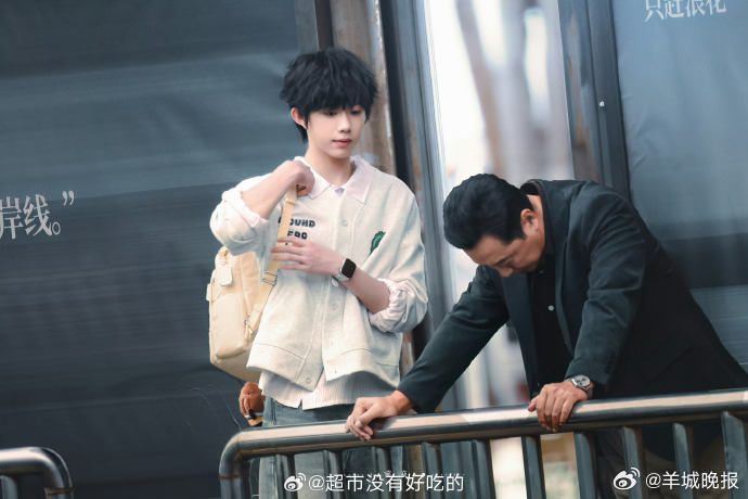 【#陈奕恒多套造型出圈#】近期在拍摄《我们的少年时代2》期间的路透内容引发广泛关