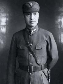 1950 年，36 军军长刘万春接到通知到北京参加会议，可是刚下车，就看到几名全