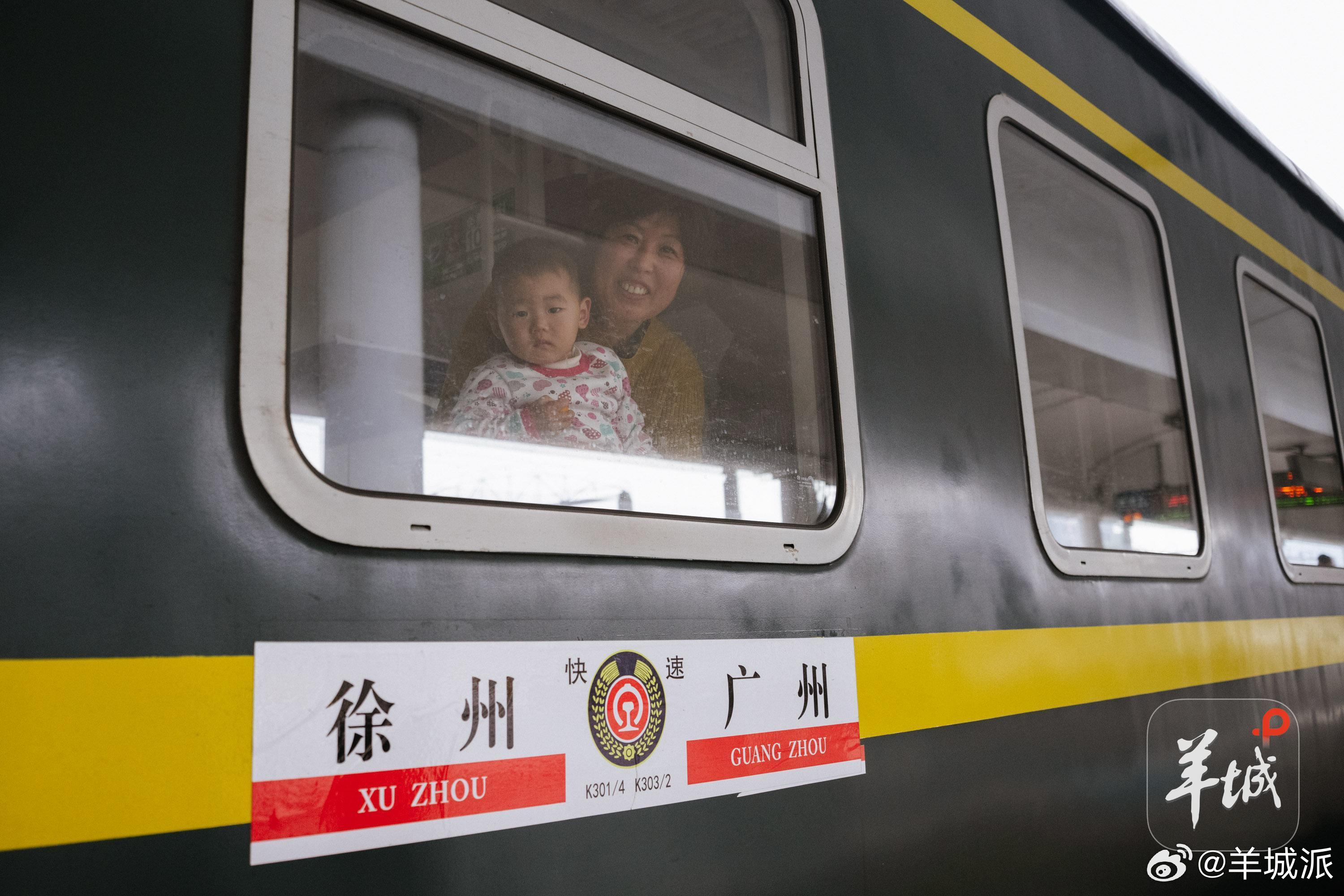 【广州火车站的最后一班始发“绿皮车”】1月25日10时29分，广州火车站始发的最