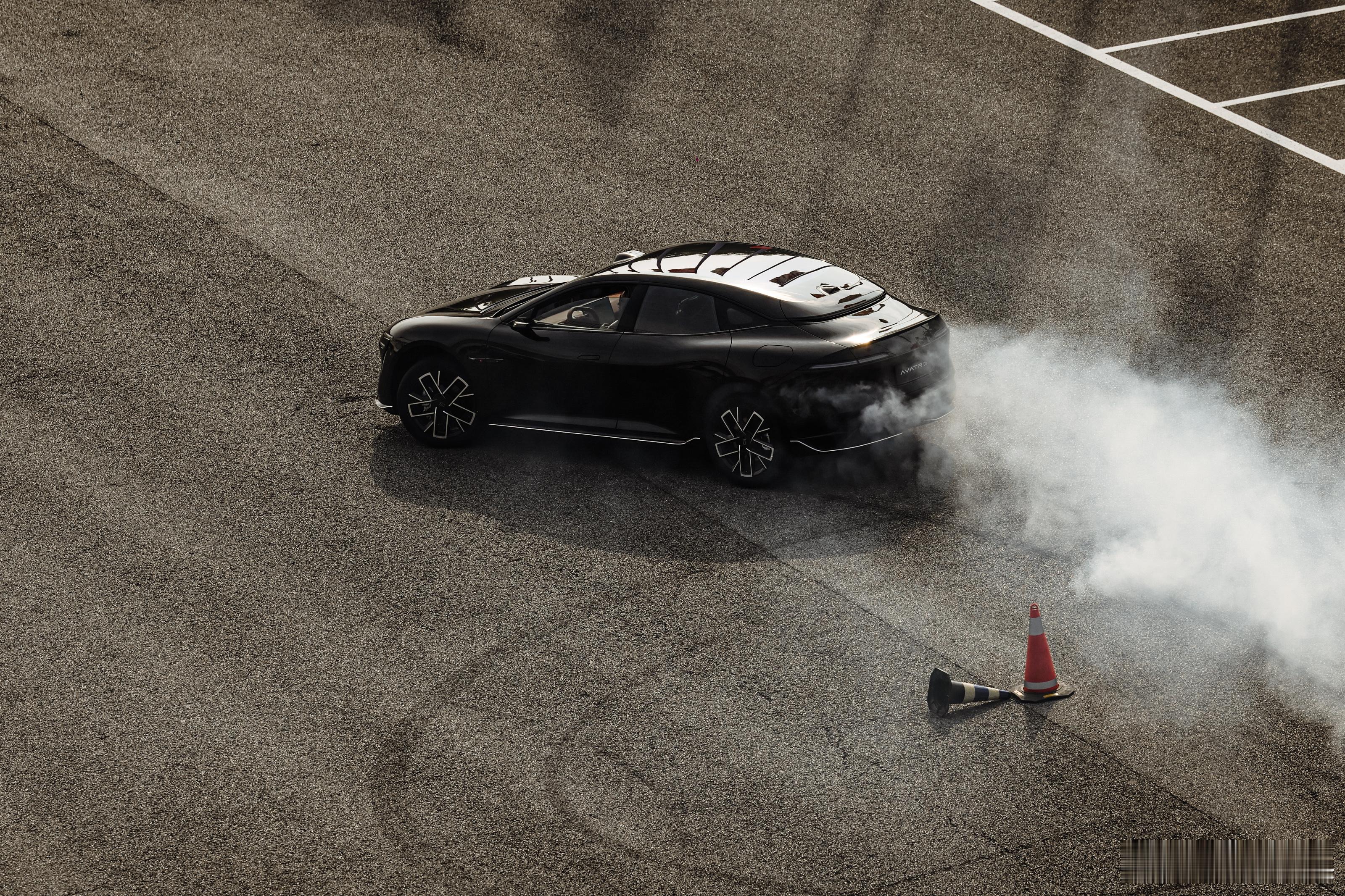 买车你听那谁的吗 别人我不知道，我一定会选择至少两位汽车博主，看他们的评测对比，