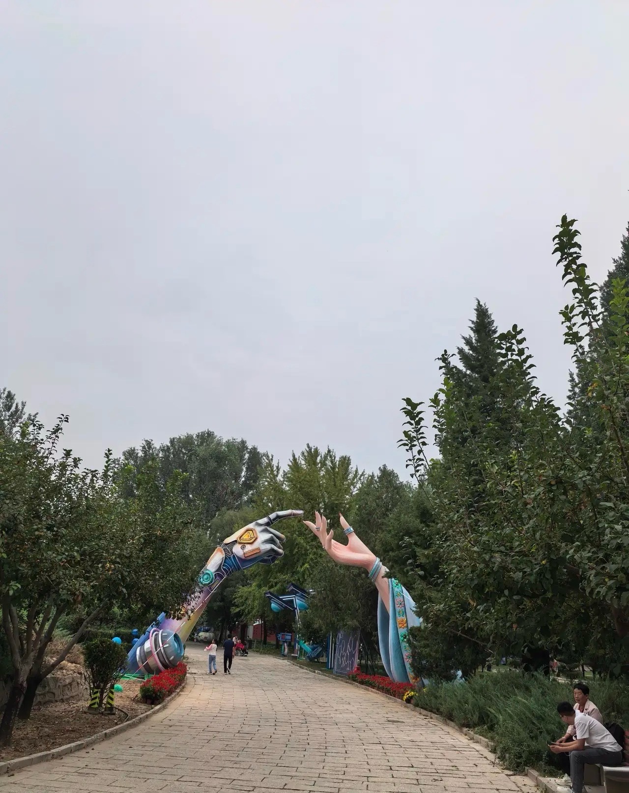 A股亏损超十亿的房企有多少？1.万科A，2025前三季度亏损280.16亿元；2