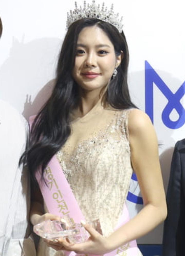 韩国网友不满韩国小姐选美大赛冠军是整容脸，这个冠军叫禹瑞允，由于父母是明星，所以