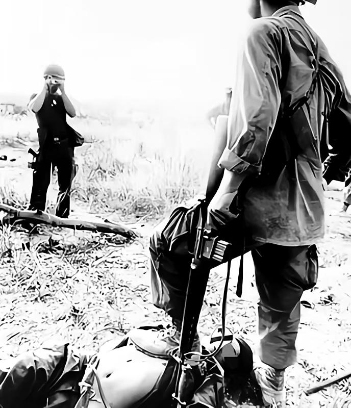 1972年，越南丛林，一个女兵刚断气，几个美军就围上来，扒掉她裤子，撩起上衣，一