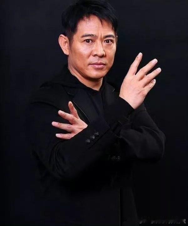 看到李连杰给女儿的陪嫁
全国年轻人都松了一口气
李连杰大女儿结婚，他送的陪嫁是一