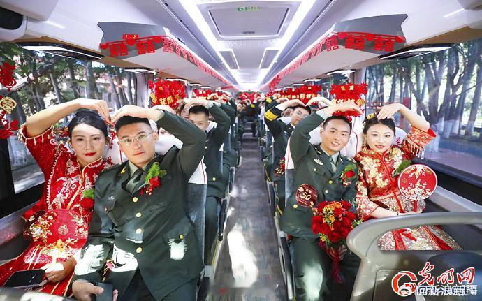 新疆马兰某基地81对新人举行集体婚礼 近日，某基地举行“情定马兰·携手一生”第二