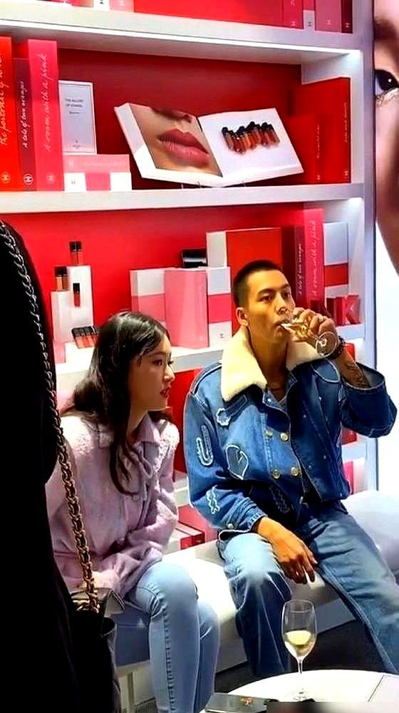 43岁的董洁和27岁的林允站一起，太真实了！

上海电视剧品质盛典红毯，两人因为