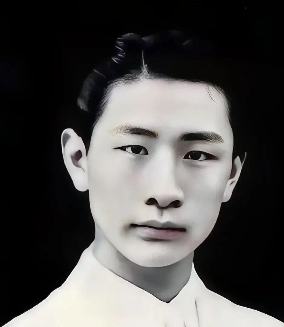 1940年，熟睡中的冯运修，突然感觉不对劲，好像是日军包围他家了。他从枕头下摸出