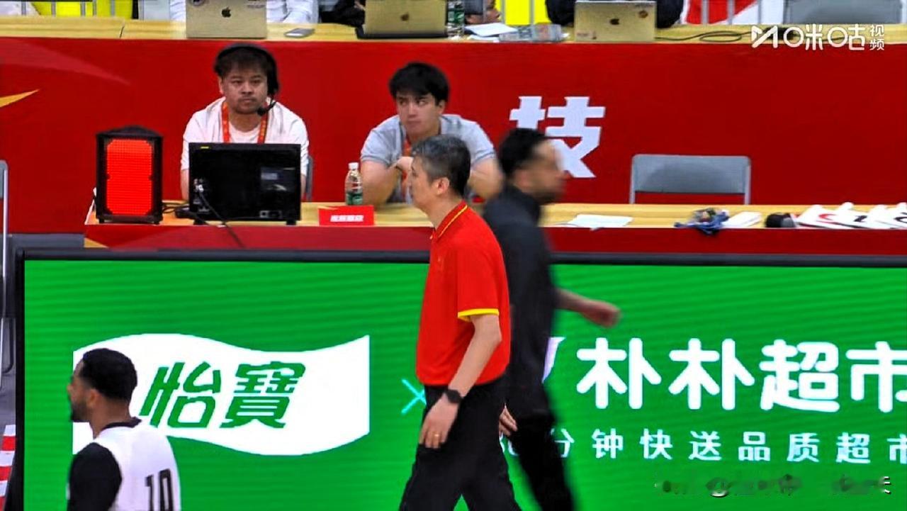 王俊杰转陀螺连拿4分，就被郭士强DNP，回到替补席，用心良苦，猜测不想过早被三个