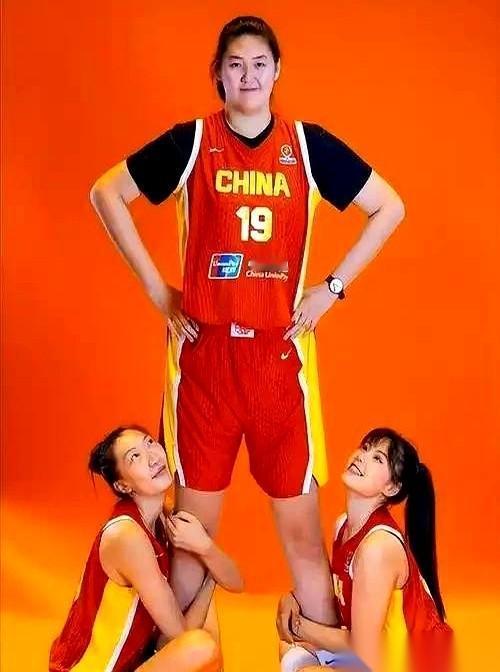 韩旭一走，四川女篮的内线，就像被人抽走了顶梁柱。
现在的四川女篮，篮下几乎全挂在