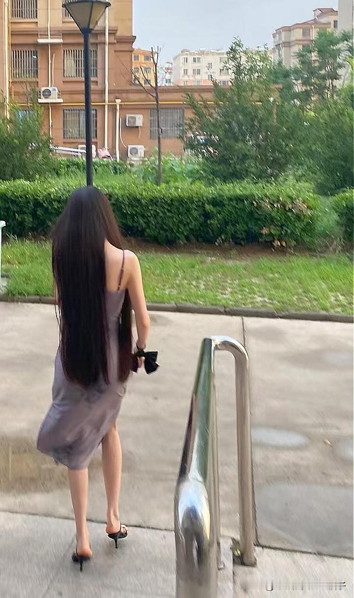 长裙拂绿草，背影入画来。