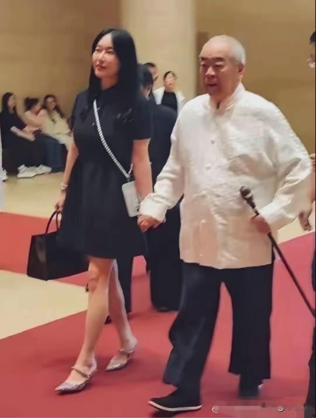 不知道以为是孙女领着爷爷，原来是相差50岁的夫妻老夫少妻