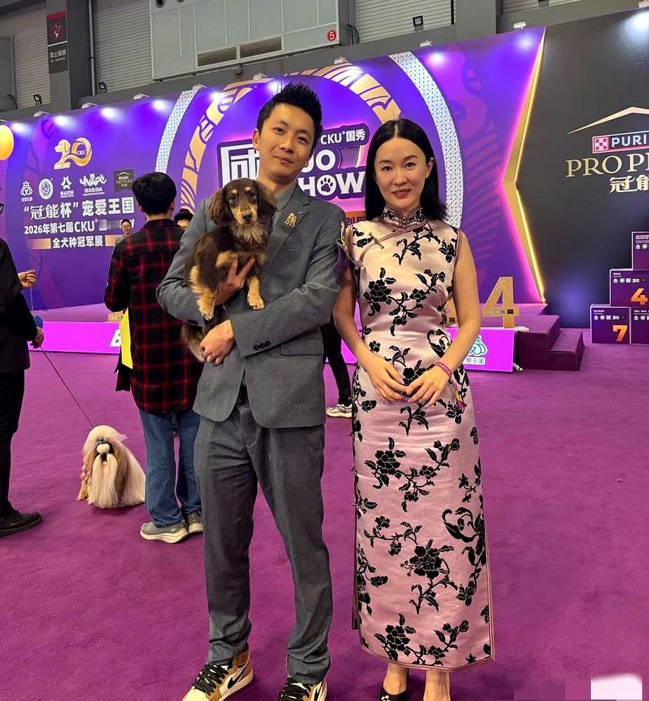 霍思燕，拿下了三个犬展冠军！
 

这事儿真有点意思。前脚还有人在网上念叨她身材