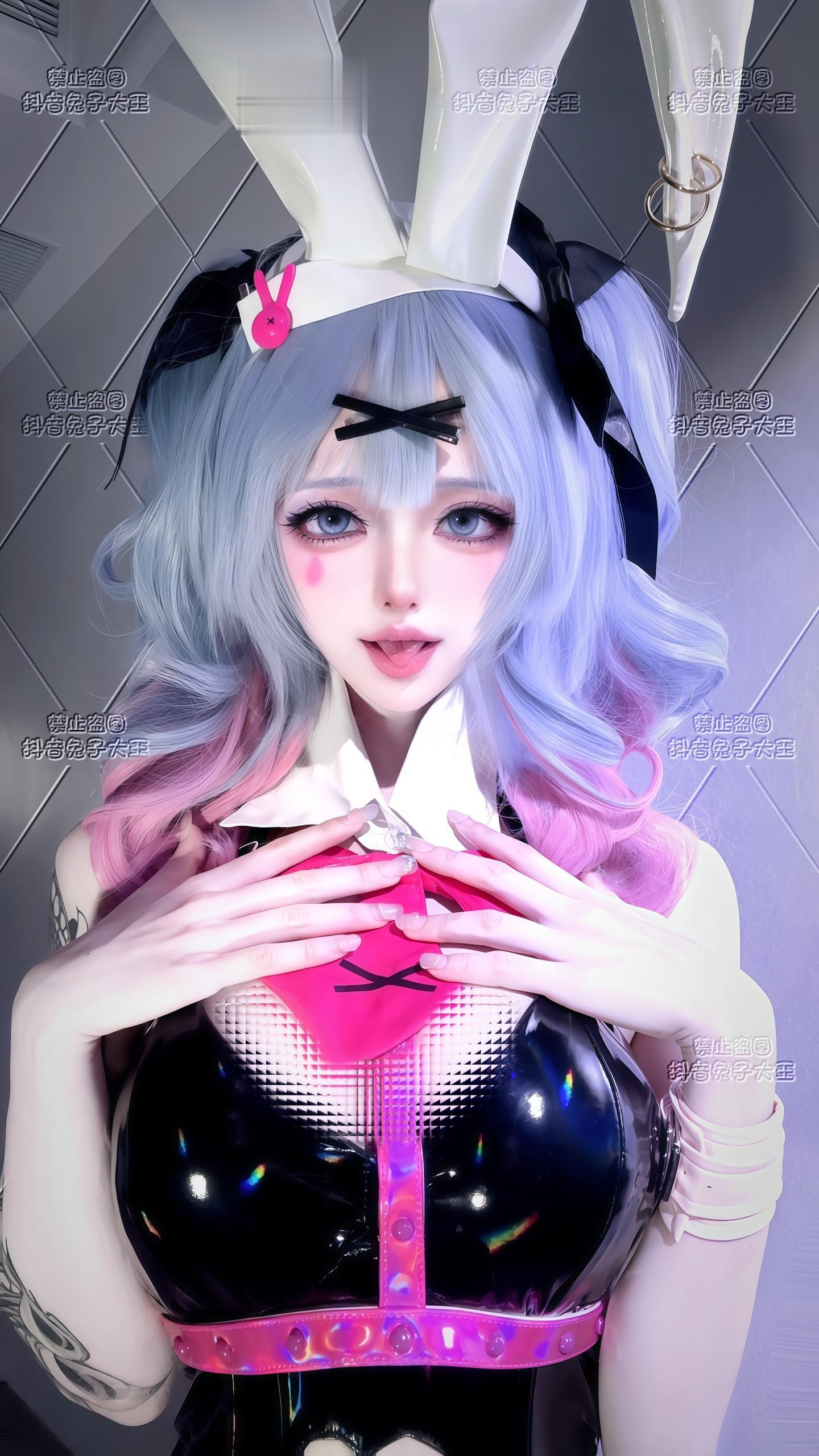 主人的成就感全靠小狗肯低头。