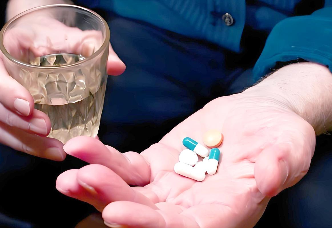 头孢配酒，说走就走！医生：除了头孢，4种药也别沾酒，转发家人

有医生说得很直接