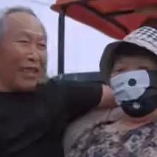 你能想象吗？河南焦作有位大叔，靠照顾瘫痪妻子“练”出了一身腱子肉，这可不是在健身