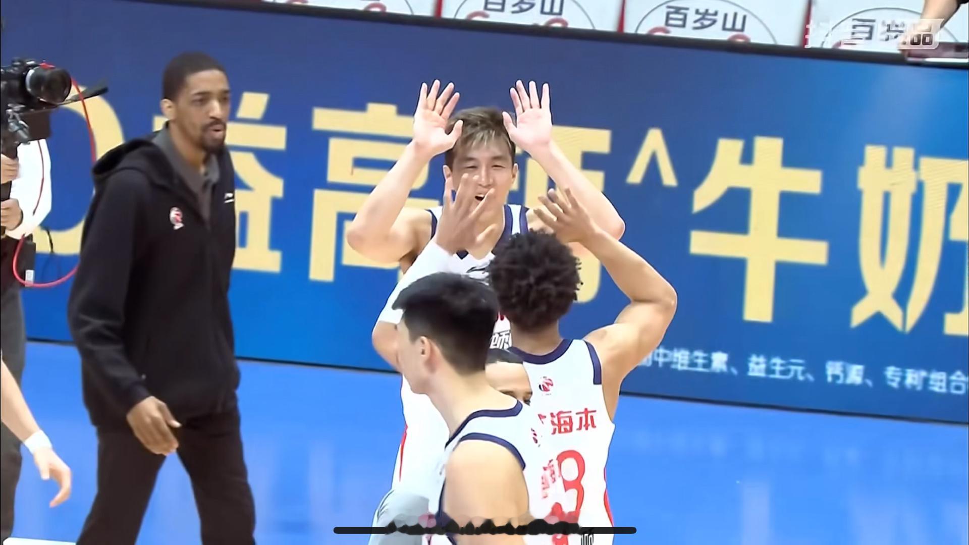 郭艾伦复出的第二场比赛，又在关键第四节狂揽12分带着小狮子们收获一场胜利，末节球