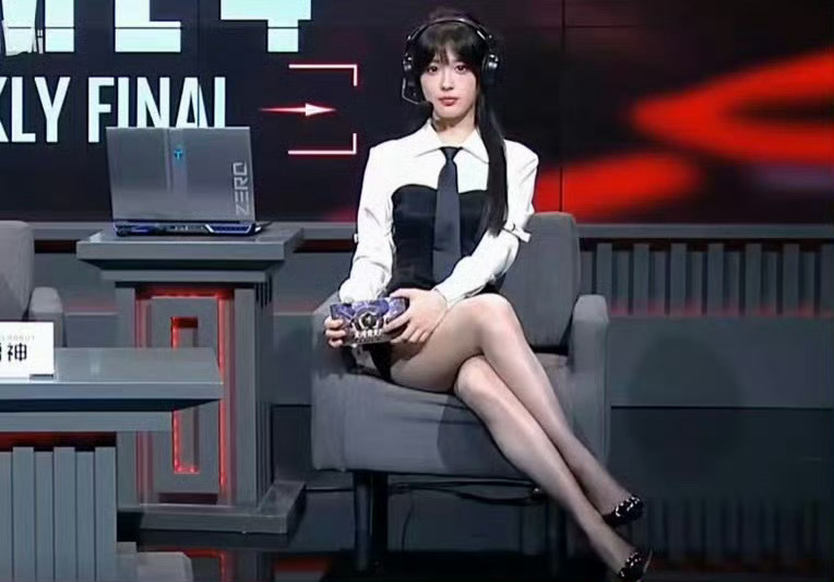 永劫无间直播厅里的女解说员被批过于暴露，然后。。。。图2来了