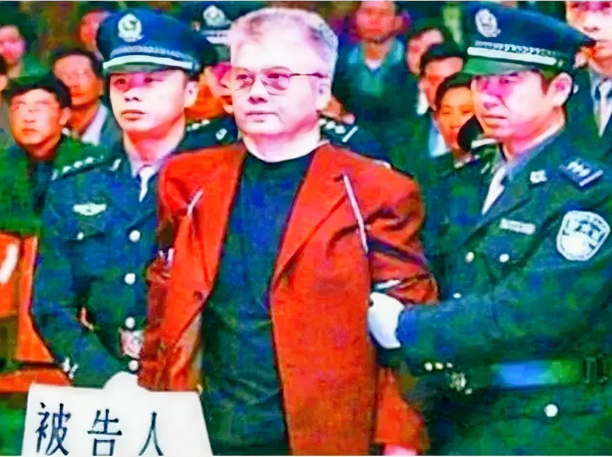 2000年，胡启能被押赴刑场的照片中，他已经被五花大绑，戴着厚重的近视眼镜，头发