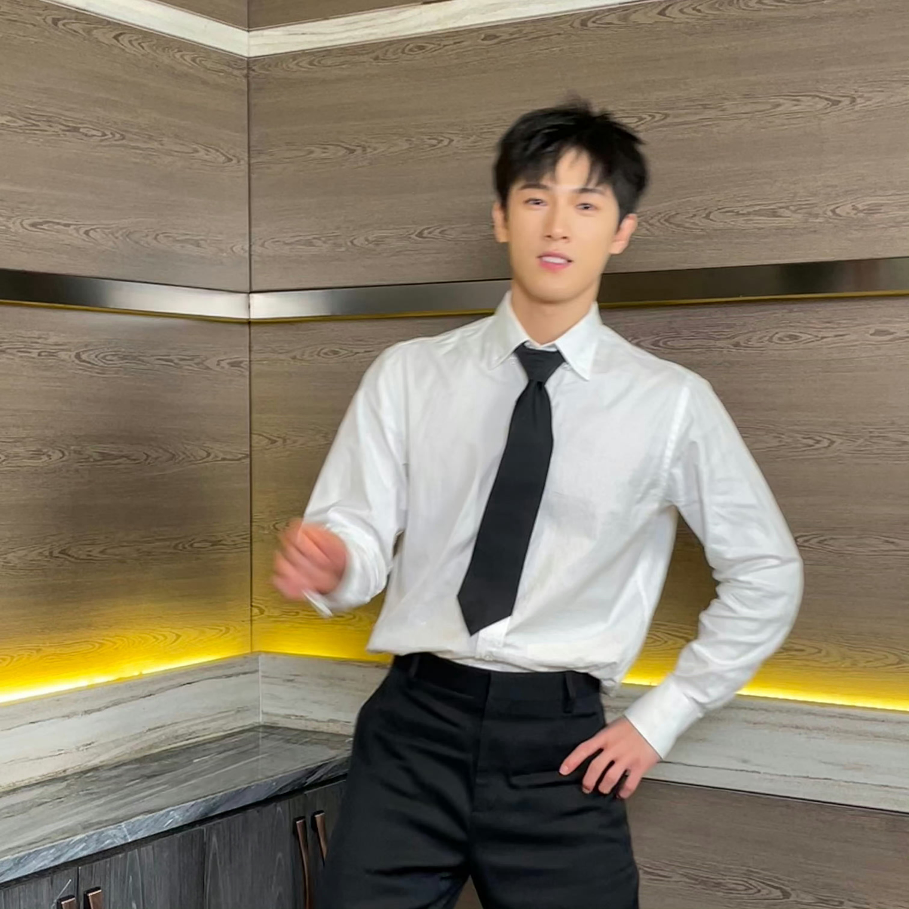 小林怎么也看起来傻傻的 