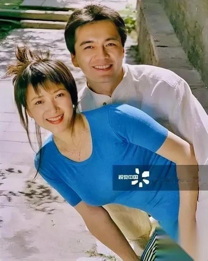 2025年的雪，比往年早。

许何抱着妈妈的骨灰盒，说“这是她喜欢的”。

没人