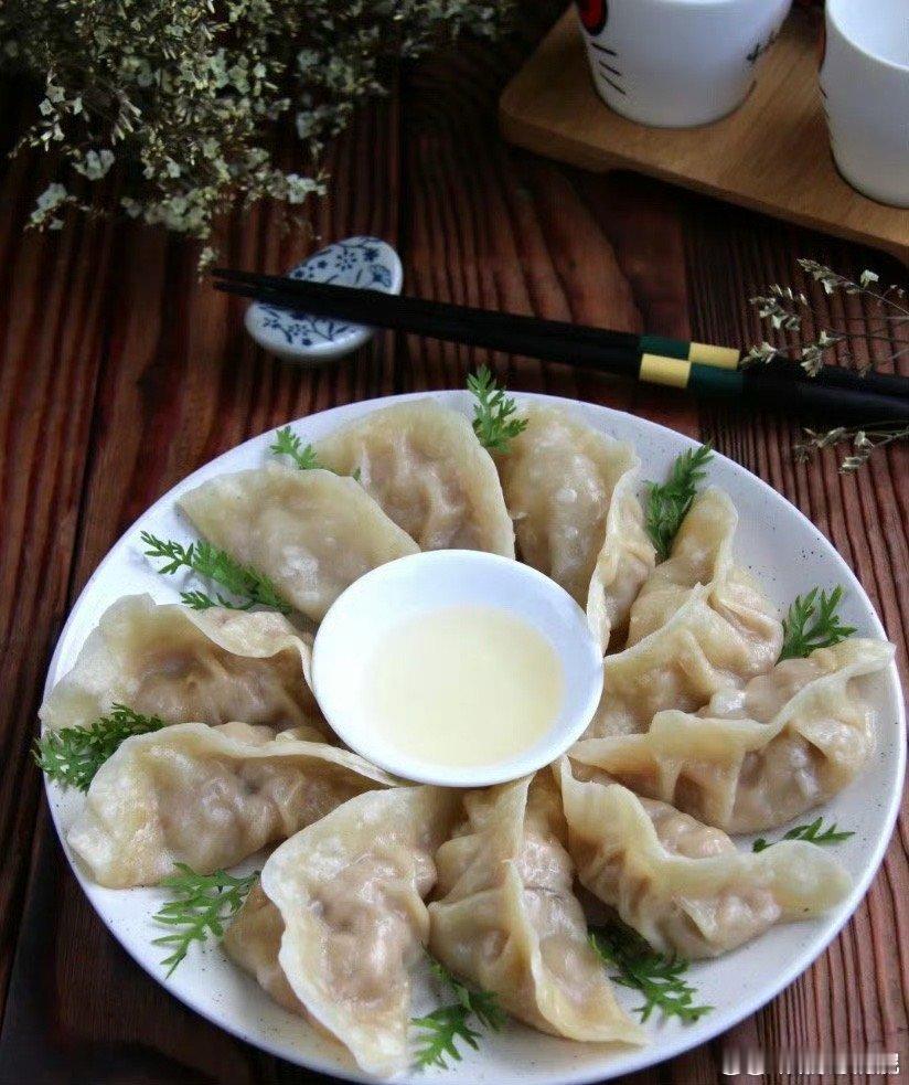 北方人过节对饺子的执念 过节吃饺子寓意着团圆和幸福，也代表着对新生活的美好祝愿。