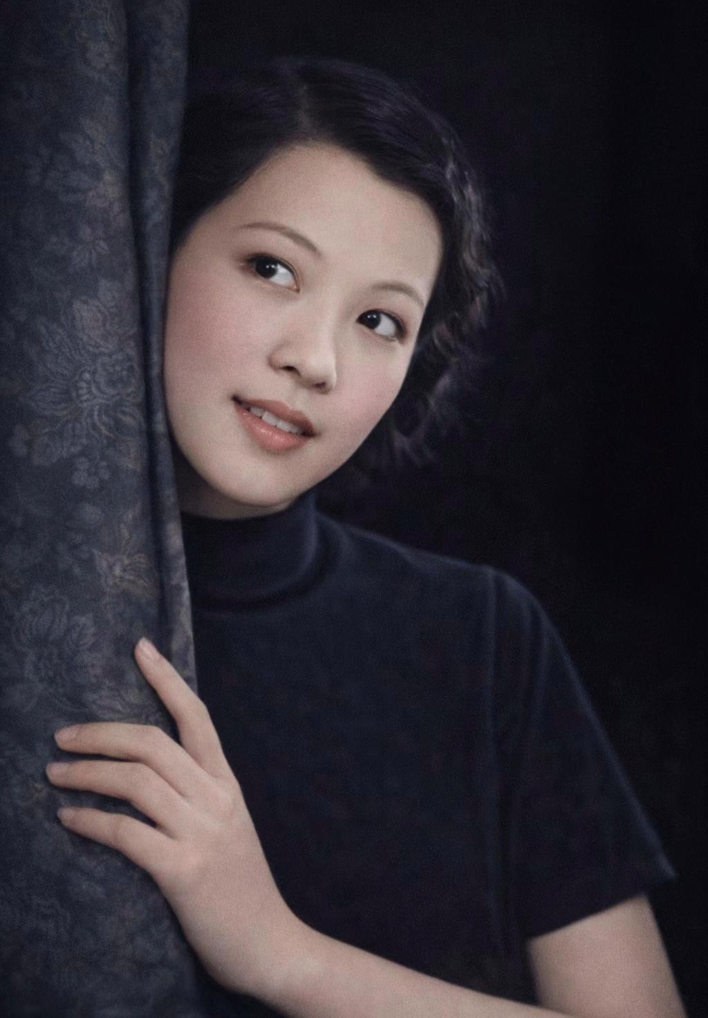 这张上色修复的《美术电影》封面让人眼前一亮。照片里的她，艺名“蓝苹”，是上世纪3
