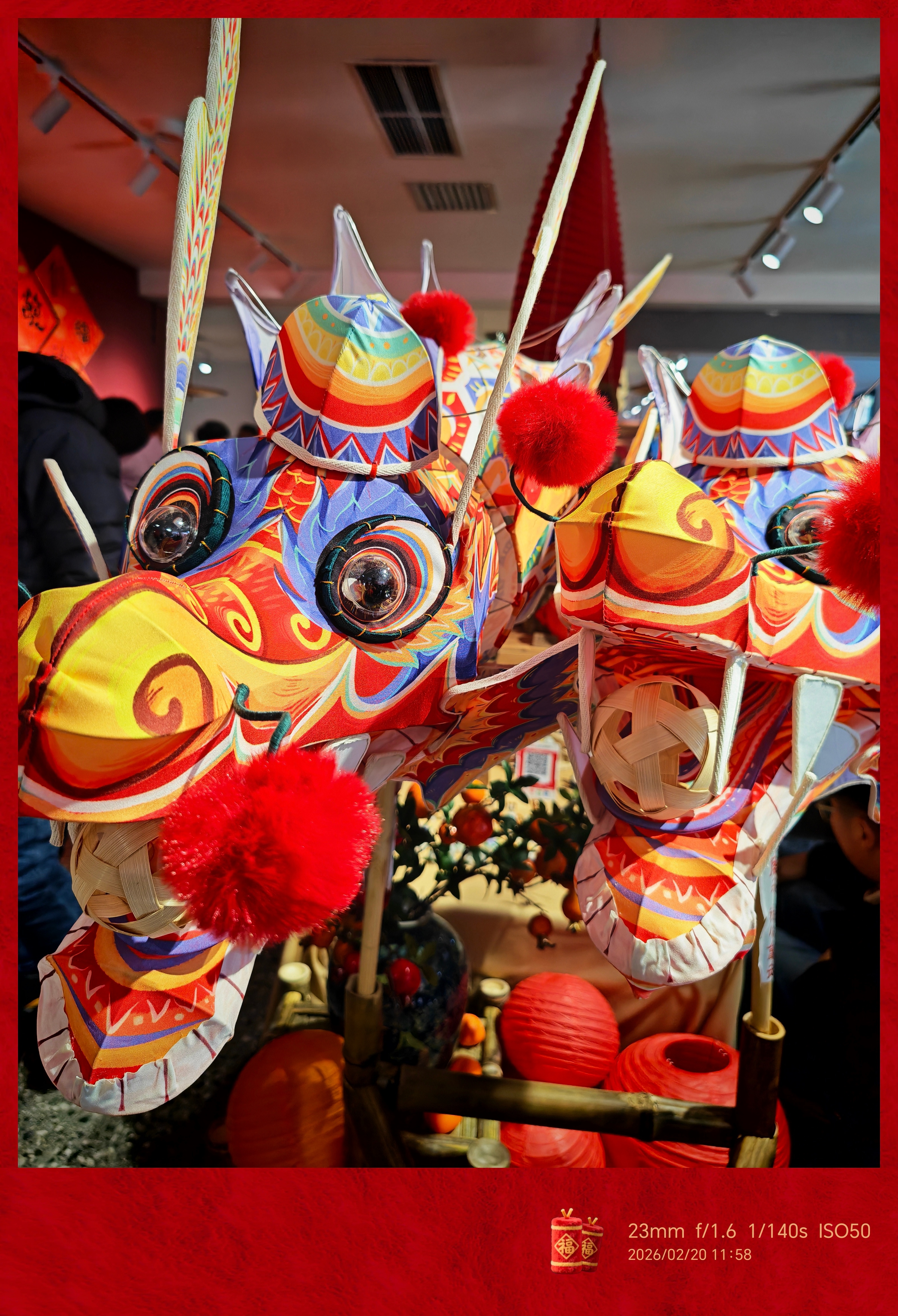 好久没有感受如此浓郁的年味了这个长春新开的街，有小时候那种味道了，今年是马年，那