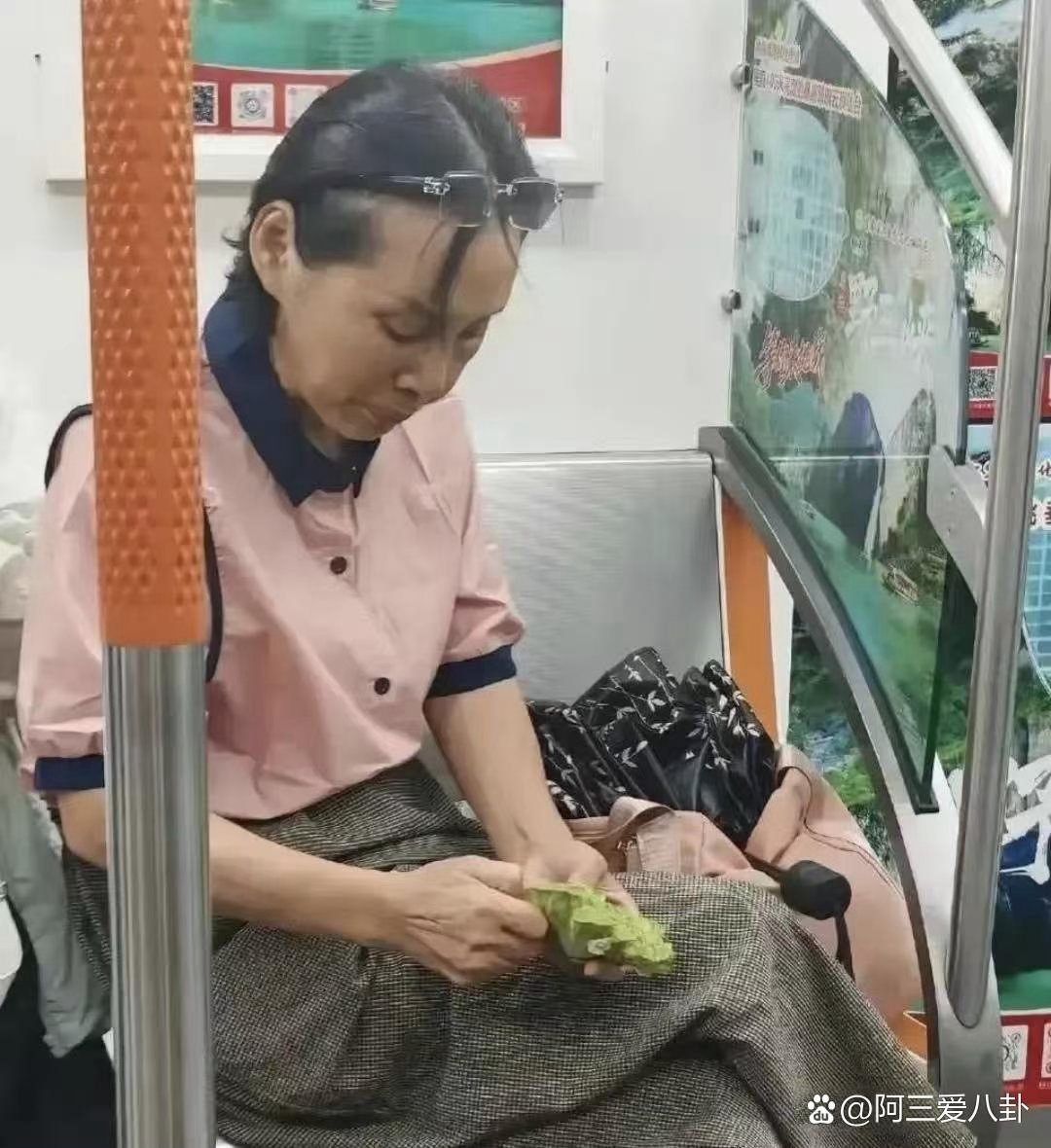 她怎么做到这么淡定，脸不红的呢？ ​​​