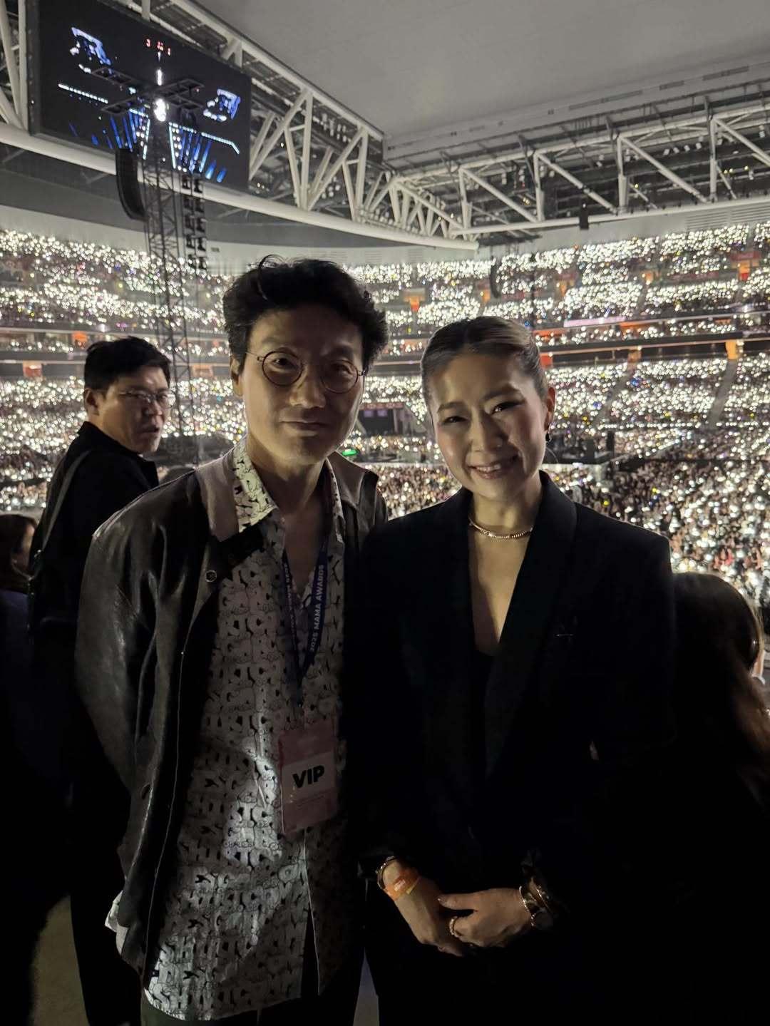 《鱿鱼游戏》和《K-POP：猎魔女团》的导演在MAMA合照   