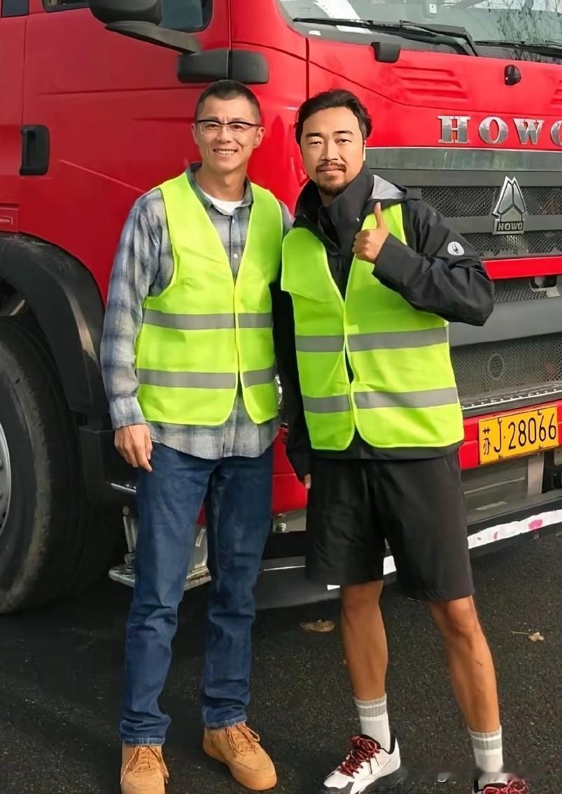 照片中的这两个人，前几天刚一起参加了一个车企的活动，现在就先后的都被禁言了。
实