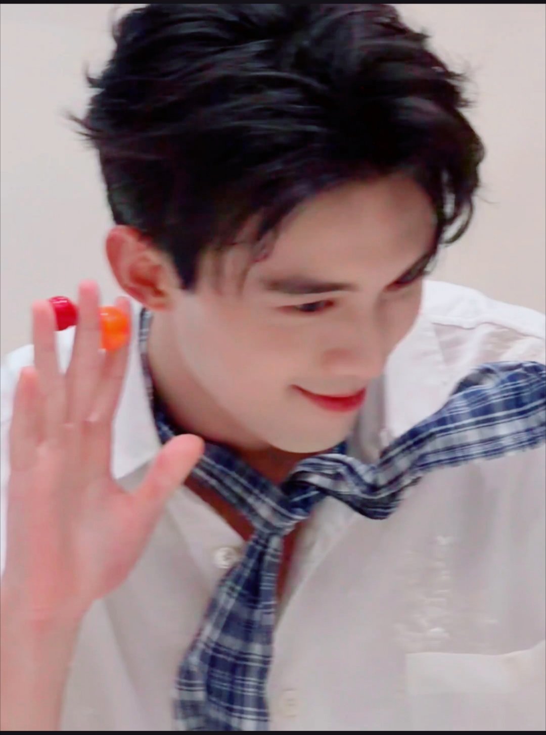 吴磊光明牛奶直播造型——吴磊的小丝巾好特别，支棱起来挺有造型感。