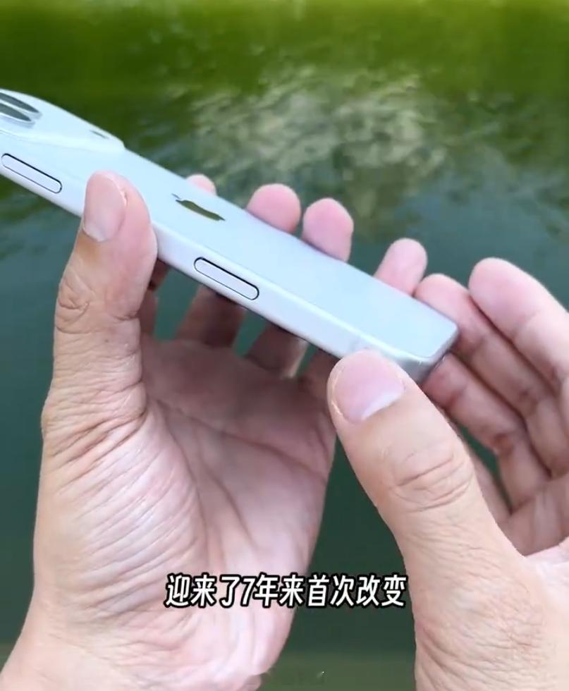 这一代 iPhone 的外观改变还是挺大的。虽然现在都说不买，但我猜已经有不少果