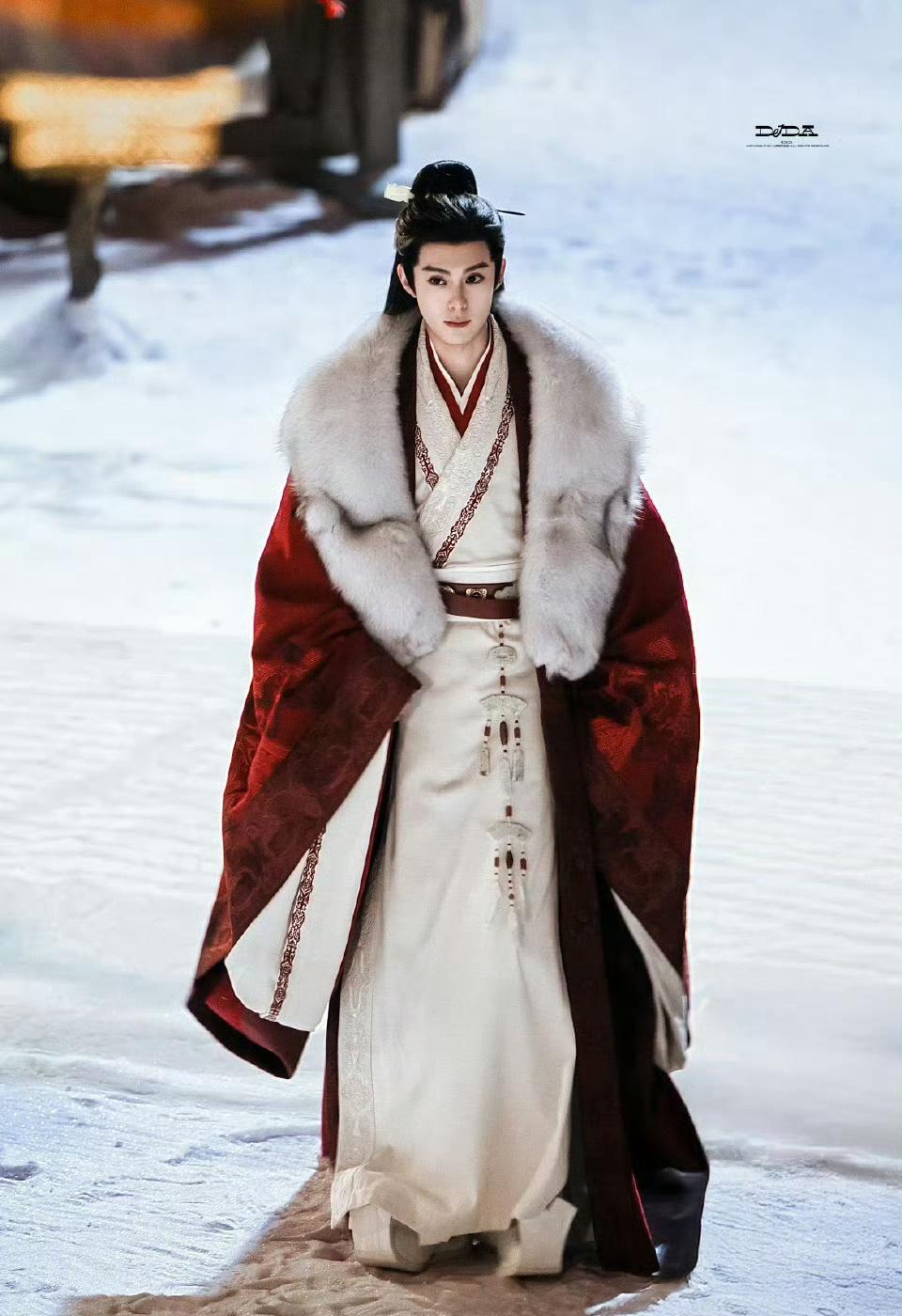 不了解原著，但真的是翩翩公子，
一身红衣，鲜衣怒马少年时，
王鹤棣饰演的谢景行可