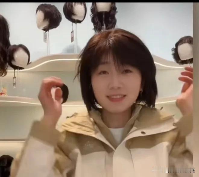 秋天妈妈太任性了，5千多的假发，说买就买，还一下买两个，就这几根假发一万多，眼都