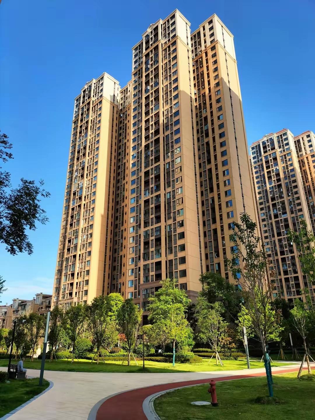 别人都在卖房套现，我却头脑一热，在成都给刚实习的女儿买了套房！

​女儿在成都上