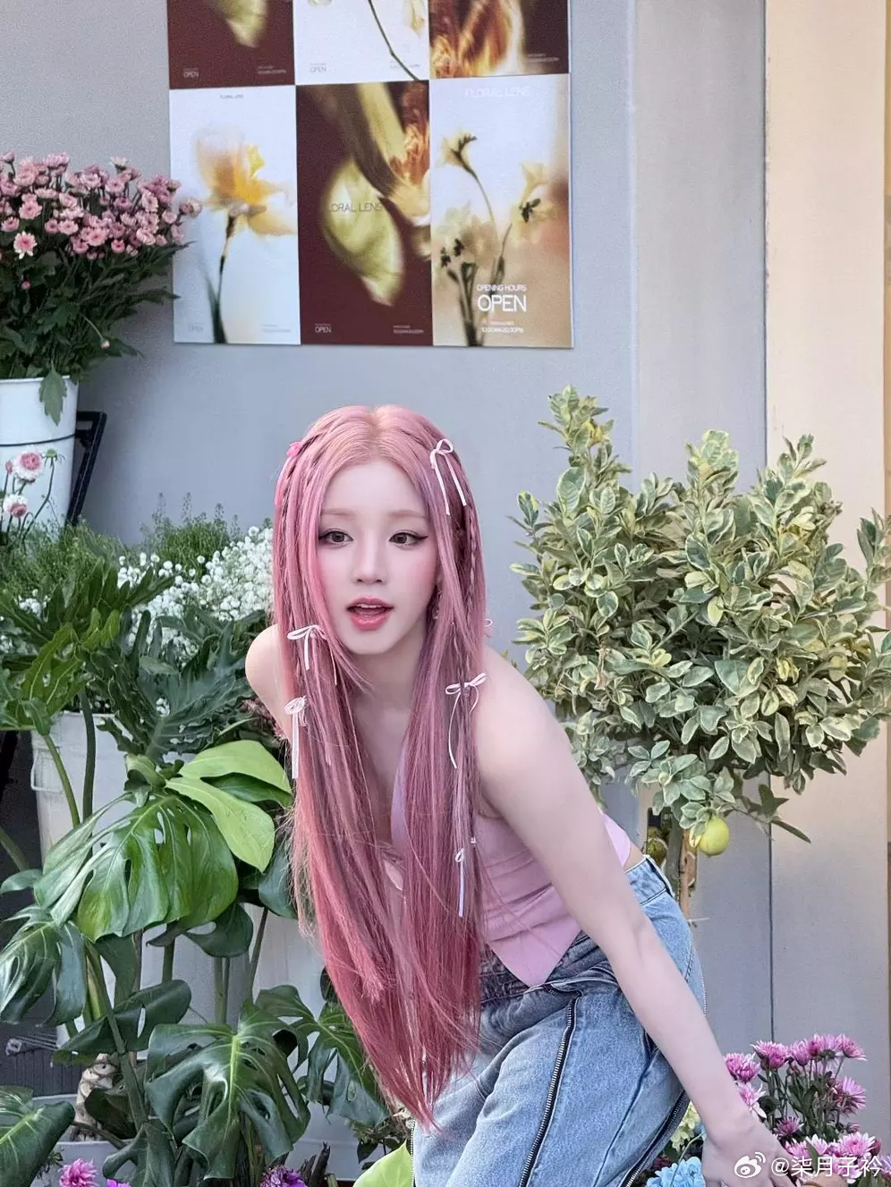 分享娱乐宋雨琦抱可爱小狗互动超有爱！粉发造型似甜美芭比 