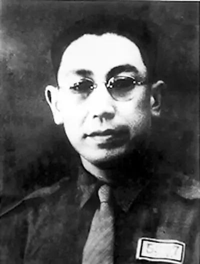1948年深夜，蒋经国带特务突袭郭汝瑰家，想找"通共"证据。一进门全傻眼：堂堂中
