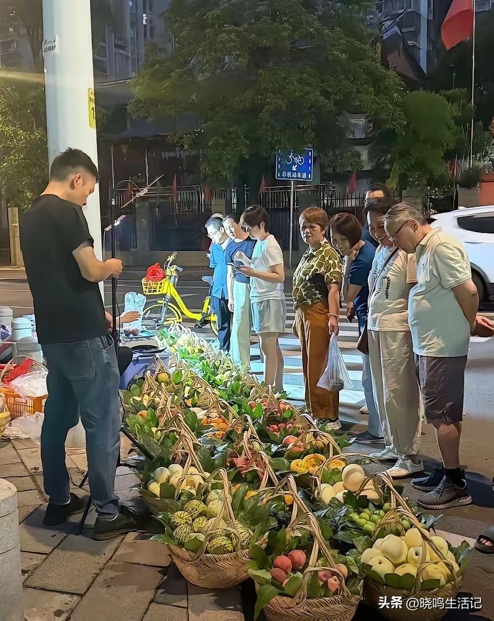你们猜老板是卖水果送筐子，还是卖筐子送水果？